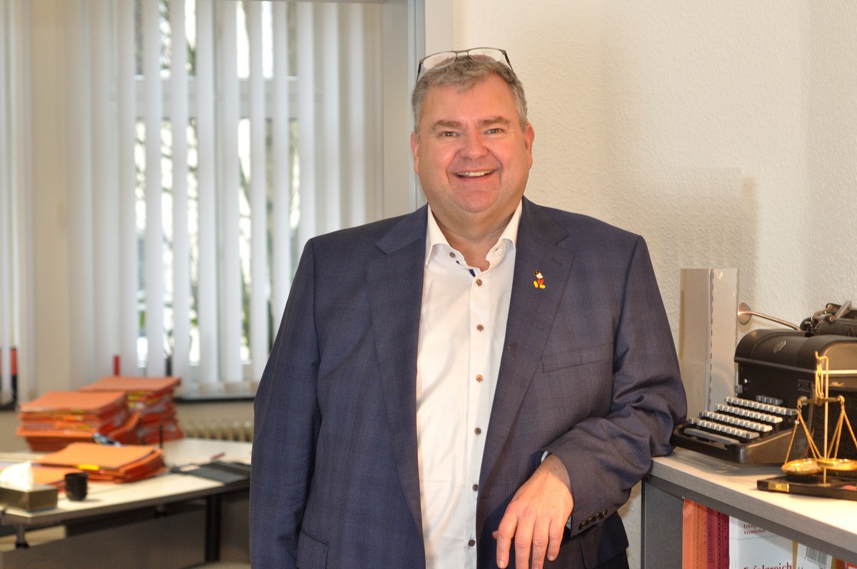 Rechtsanwalt J. Czwikla in seiner Kanzlei